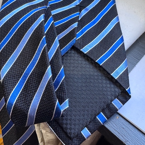 🎩✨Vintage Elegant Sean John Black, Blue Silk Striped Men’s Tie / Ladies Head Tie - Picture 6 of 15